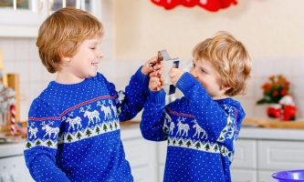 Kinder gut gelaunt mit Austechform für Plätzchen 