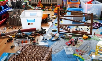 Chaos im Kinderzimmer, verstreute Spielsachen auf dem Boden 