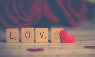 Holzbuchstaben LOVE mit rotem Herz 