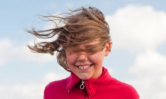 Mädchen mit vom Wind zerzausten Haaren 