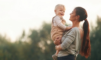 Mutter und Kind lachen