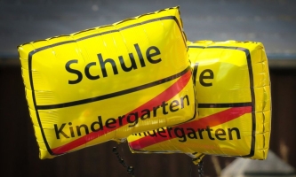 Luftballons mit Aufschrift Schule 