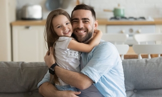 Vater und Tochter umarmen sich 