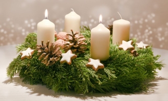 Adventskranz mit zwei weißen, brennenden Kerzen