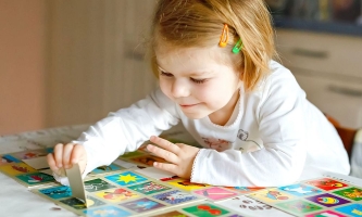 Kind spielt konzentriert Memory