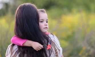 Kleines Mädchen traurig auf Arm der Mutter 