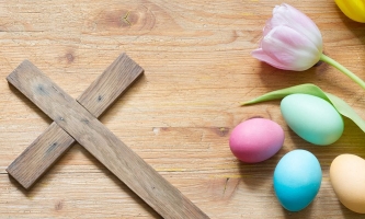 Holzkreuz, Ostereier und Tulpen 