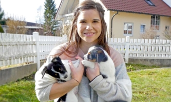 Annika Preil mit Hundewelpen 