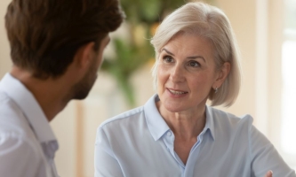 Frau im Gespräch mit einem Mann 