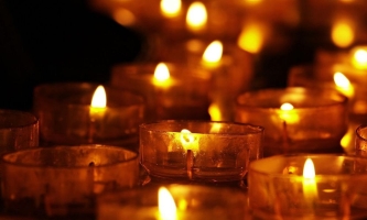 Brennende Kerzen in einer Kirche 