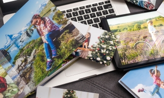 Fotos liegen auf einer Tastatur verteilt.