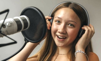 junge Frau singt vor Mikrofon 