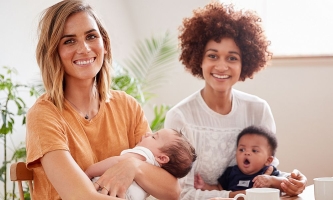 Mütter halten ihren Babys im Arm und trinken Kaffee