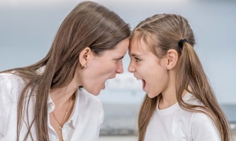 Eine Mutter und ihre Tochter stehen sich gegenüber und schreien sich an.