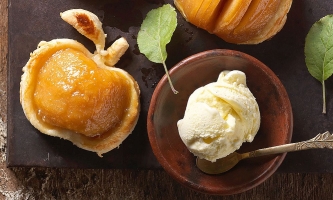Gebackener Karamell-Apfel mit Vanilleeis 