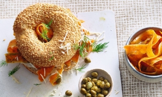 Bagel mit Karotten-Lax, Frischkäse, Kapern, Dill und frisch geriebenem Meerrettich 