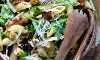 Mediterraner Nudelsalat mit getrockneten Tomaten 