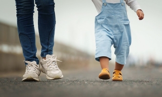 Mutter und Kleinkind laufen auf der Straße