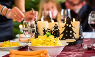 Festlich gedeckter Tisch mit typisch deutschem Weihnachtsessen Würstchen und Kartoffelsalat 