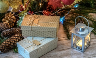 Weihnachtsgeschenke liegen unter geschmücktem Christbaum