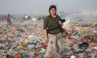 Alea Horst auf einer Müllhalde 