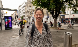 Daniela Brodesser in der Innenstadt von Linz in Oberösterreich 