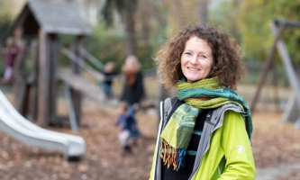 Frau vor Spielplatz 