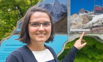 Elke Ludewig mit Bild von Observatorium 