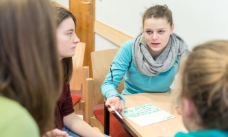 Jugendliche diskutieren bei Seminar 
