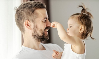 Vater und kleinkind scherzen miteinander 