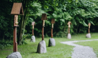 Kreuzwegstationen aus Holz am Waldrand 