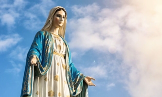 Statue der Gottesmutter Maria mit ausgebreiteten Armen und Sternengewand 