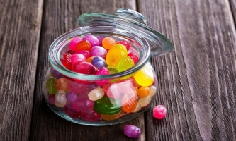 Glas mit Bonbons