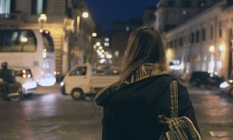 Jugendliche von hinten in der Nacht in einer Stadt