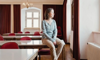 Julia Meichelböck in einem Hörsaal im Kloster Benediktbeuern 