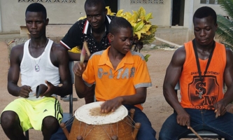 Vier Jugendliche trommeln bei Don Bosco in Ghana 