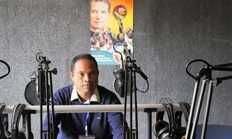 Pater Eric Franck im Studio von Radio Don Bosco auf Madagaskar 