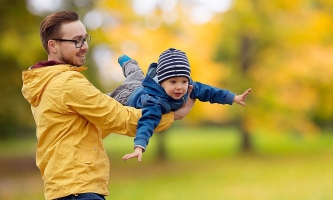 Vater lässt Kind auf Händen fliegen 