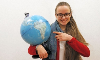 Alix Degenfeld mit Globus 