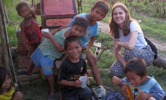 Sara Straub mit Kindern auf einem Feld 