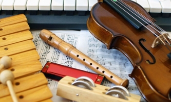 Musikinstrumente und Noten 