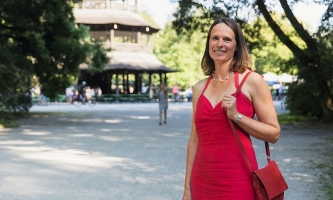 Antje Eichler vor dem Chinesischen Turm in München 