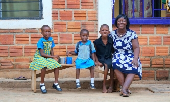 Dorothea aus Ghana mit Mutter und Großmutter und anderen Kindern 