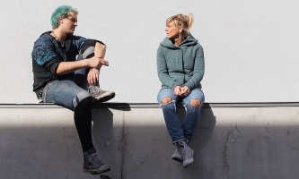 Tanja Holzmeyer mit einem Jugendlichen im Don Bosco Jugendwerk Nürnberg 