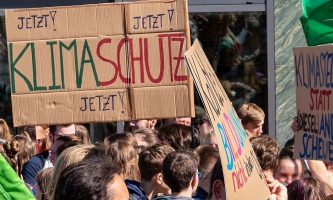 Menschen und Plakate bei Fridays for Future Demonstration 