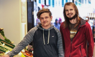 Sebastian Würth und Joshua Streitz im Unverpacktladen in Trier 