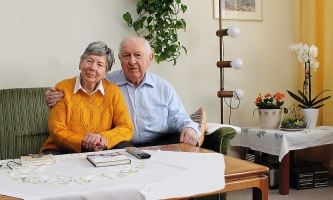 Ehepaar Ingeborg und Bruno Baier daheim im Wohnzimmer 