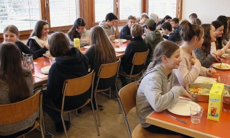 Jugendliche essen in Speisesaal 