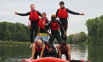 Jugendliche auf Fluss mit Stand-Up-Paddle 