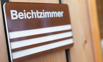 Türschild mit Aufschrift Beichtzimmer 